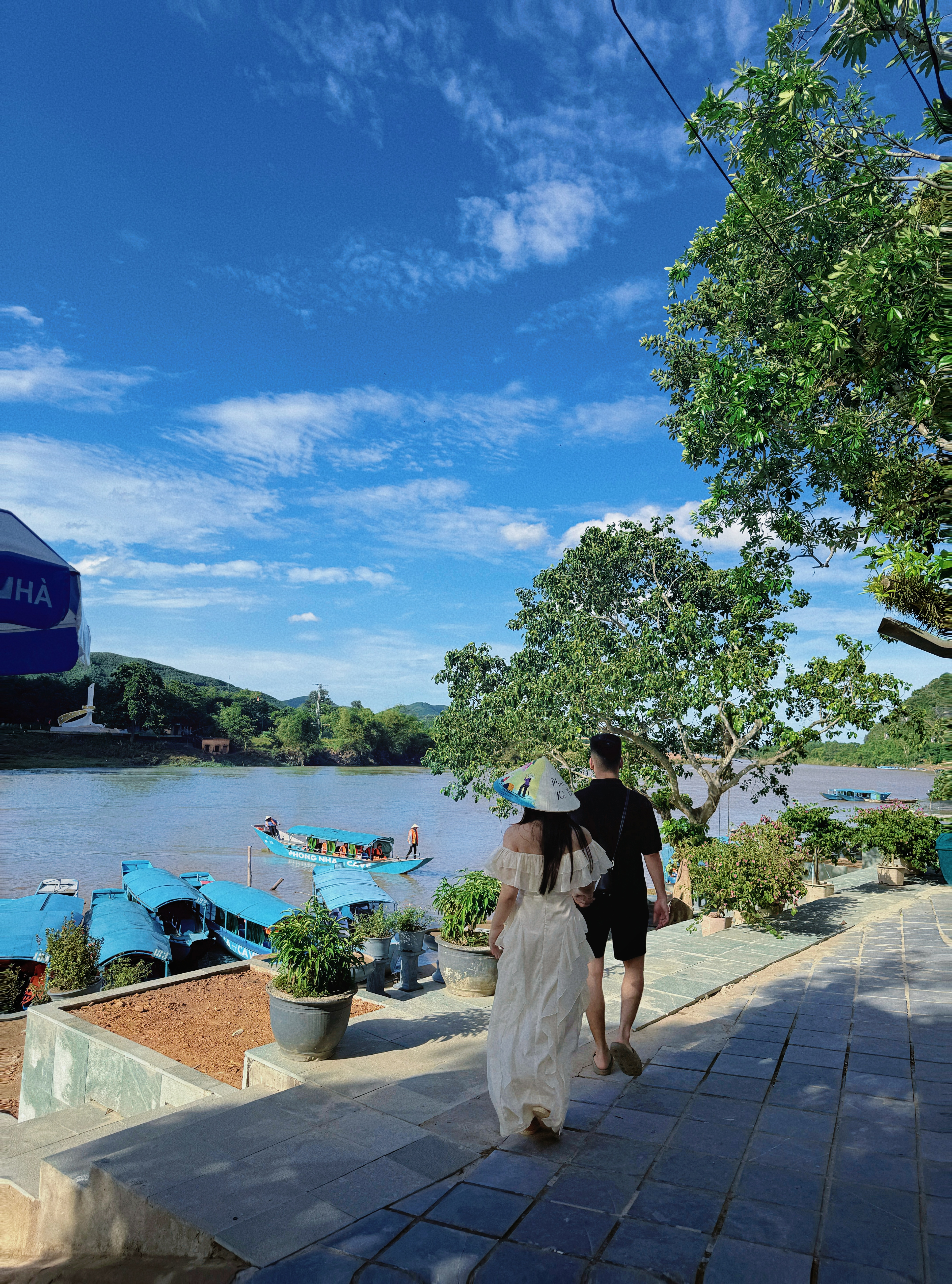Chụp ảnh chung ở Phong Nha Kẻ Bàng